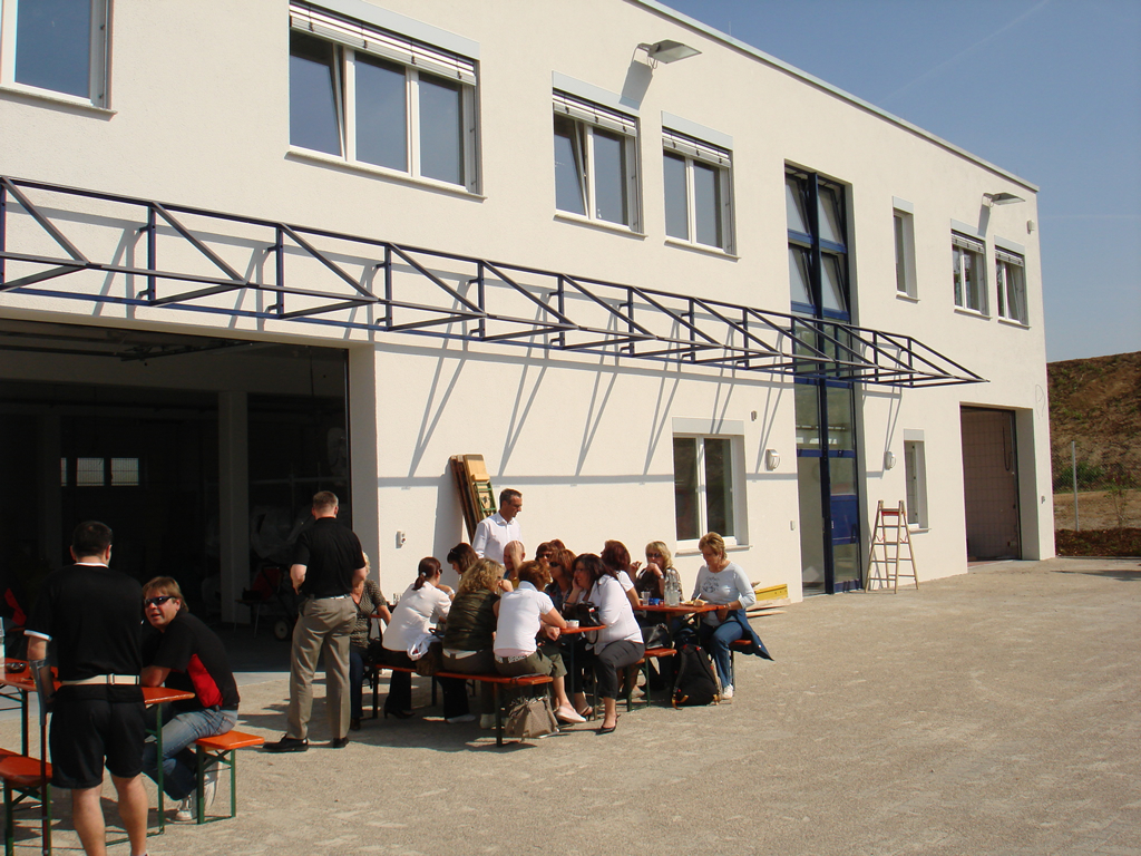 Bild 1: Einweihungs-
feier der
Mitarbeiter