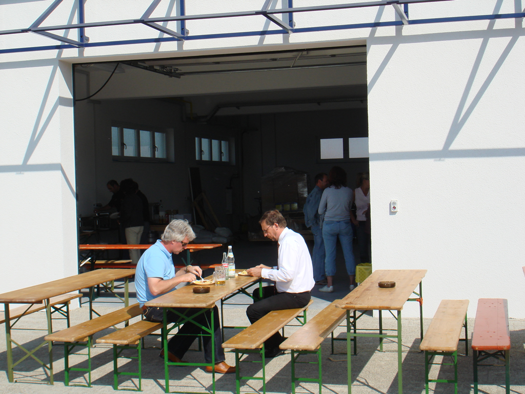 Bild 2: Einweihungs-
feier der
Mitarbeiter
